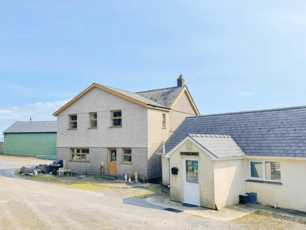 Ffynnon Henry, Y Beudy Bach & The Chalet, Llanpumpsaint